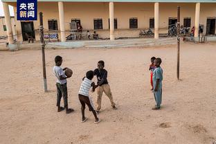 邮报介绍18岁梅努：加纳移民，8岁就加入曼联，崇拜小罗
